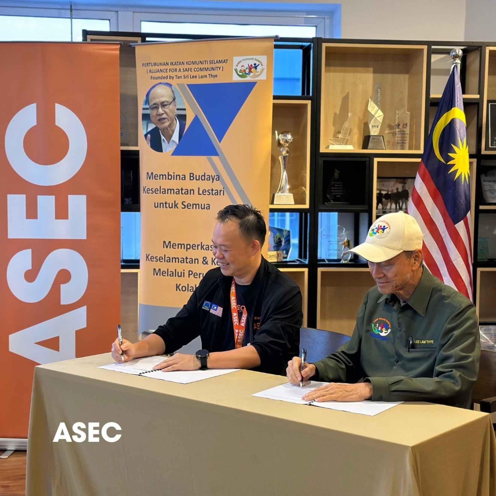 ASEC CEO signing an MOU with Ikatan Founder Tan Sri Lee Lam Thye to strengthen community emergency preparedness in Malaysia