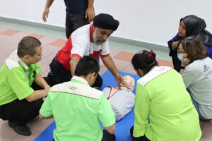 someone from red crescent society giving first aid training